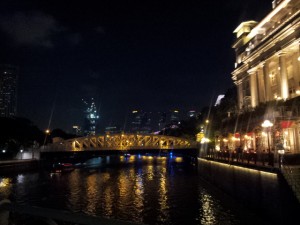 Une vue de la rivière de Singapour la nuit
