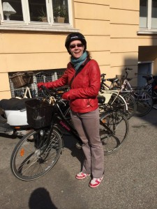 Delphine et son vélo. Le vélo, un indispensable pour qui s'installe au Danemark.