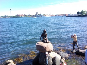 emblème de Copenhague, la petite sirène a beaucoup d'admirateurs.