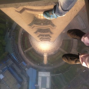 Photo prise depuis la tour de la télé de Shanghai, le plancher est transparent ! Assez effrayant !
