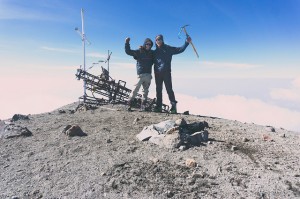 Geoffrey en haut du Pico de Orizaba (5700m) avec Guillaume son nouveau camarade d’aventure Québécois 