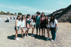 Interviewé par des adolescentes sur le site préhispanique de Teotihuacan