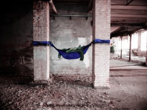 Un graffiti de monstre trouvé dans une fabrique abandonnée