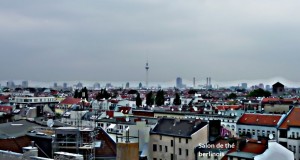 Vue panoramique sur Berlin, sur les toits à Neukölln. On y voit la tour tv d'Alexanderplatz.