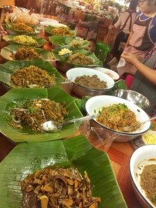 Plats préparés dans un marché à Chiang Mai