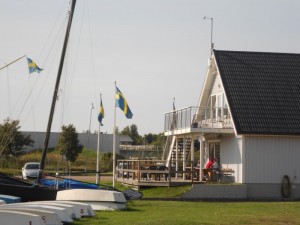 Maison de pêcheur avec le drapeau suédois