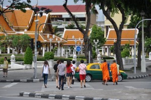 Des moines dans la rue