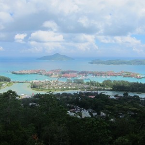 Vue d'Eden Island, une île artificielle (avec les maisons disneyland roses), avec l'île Saint Anne au fond.