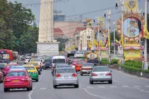 Portraits du roi sur l'avenue Ratchadamnoen