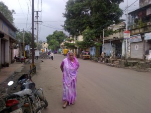 Une Indienne en sari dans une rue de Navi Mumbai, un après-midi  de mousson