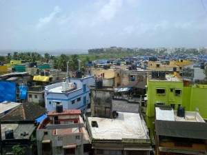 Vue de mon balcon: un bidon-ville sur fond de mer d'Arabie