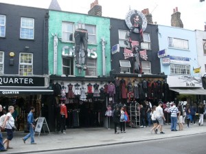 Une rue du quartier de Camden Town, réputé pour ses marchés, son ambiance, sa culture alternative (punk, gothique...). C'est dans ce quartier qu'habitait Amy Winehouse.