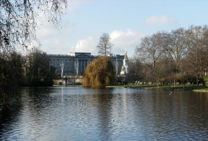 Saint James's Park est le plus ancien des huit parc royaux de Londres. Il se situe a proximité du Horse Guards et de Buckingham Palace. Il possede un grand lac doté de deux iles et abrite de nombreuses espèces de canards ainsi que des pélicans !