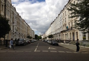 Photo prise dans une rue du quartier de Notting Hill. On y retrouve les typiques maisons blanches a colonnes, qui sont tres courantes a Londres.