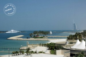 La côte de Dubai vue depuis Palm Jumeirah et avec la silhouette de Burj El Arab