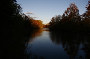 Plainsboro Pond sous les couleurs de l'automne. Il y a beaucoup de végétation et de petites étendues d'eau dans notre région. A chaque saison, ça donne de magnifiques tableaux naturels :)