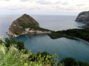 plage de Moya (sur Petite Terre) visible à partir du cratère du lac Ziani. Une des plages où les tortues viennent pondre.