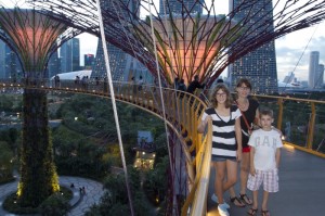 Christine, avec ses infants, sur la passerelle des Sky Trees des Gardens by the Bay 