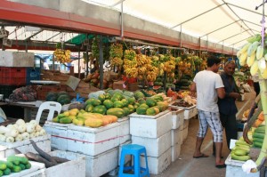 Avalanche de fruits et légumes au marché couvert de Malé