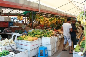 Avalanche de fruits et légumes au marché couvert de Malé