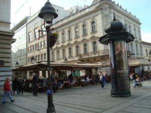 Un café dans la rue piétonne principale de Belgrade