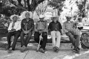 ”Los caballeros” - Des hommes au village de Teuchitlán à côté des ruines de Guachimontones