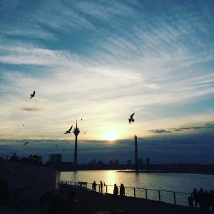 La vue de Düsseldorf sur le Rhin